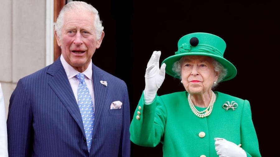 O rei Charles 3º ao lado da mãe, Elizabeth 2ª - Max Mumby/Indigo via Getty Images