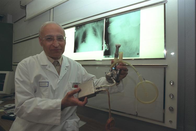 Iraj Gandjbakhch mostra modelo de coração artificial