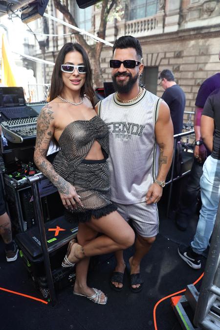 Dennis e a namorada Naaja para o Bloco da Anitta, no Rio