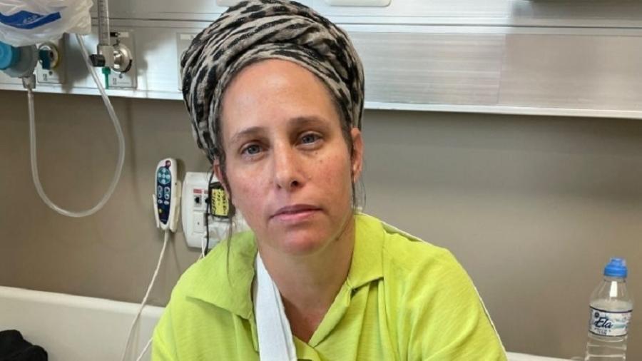 Michal Elon, 45, foi atacada por um integrante do Hamas enquanto ajudava uma soldada ferida