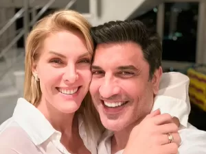 Ana Hickmann usa vestido de 100 mil pérolas em noivado com Edu Guedes