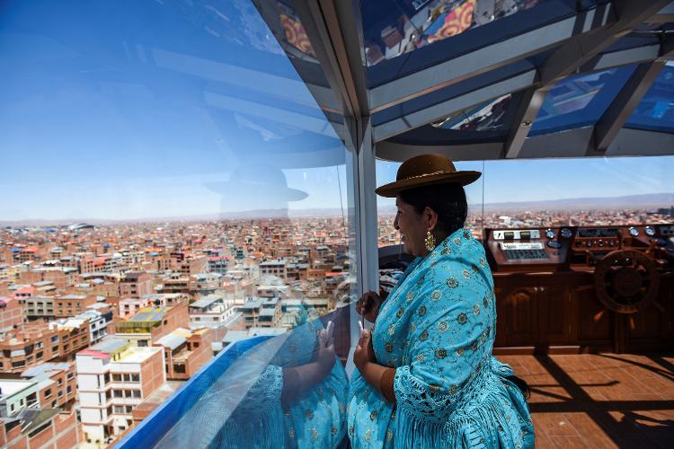 Mulher observa El Alto do cholet "El Crucero de los Andes"