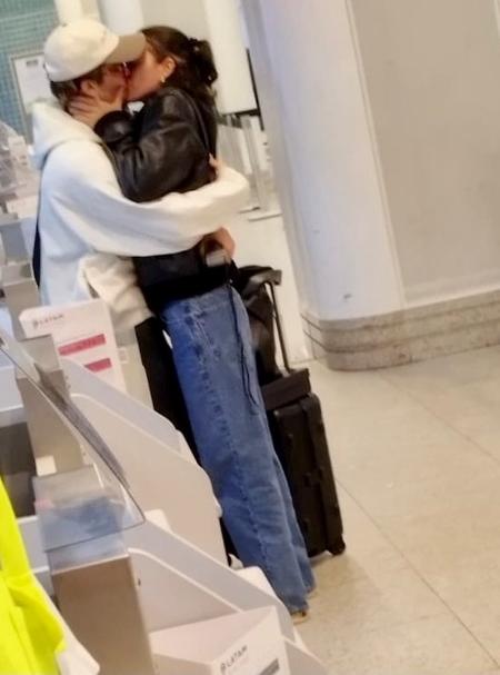  João Guilherme e Marquezine aos beijos em aeroporto