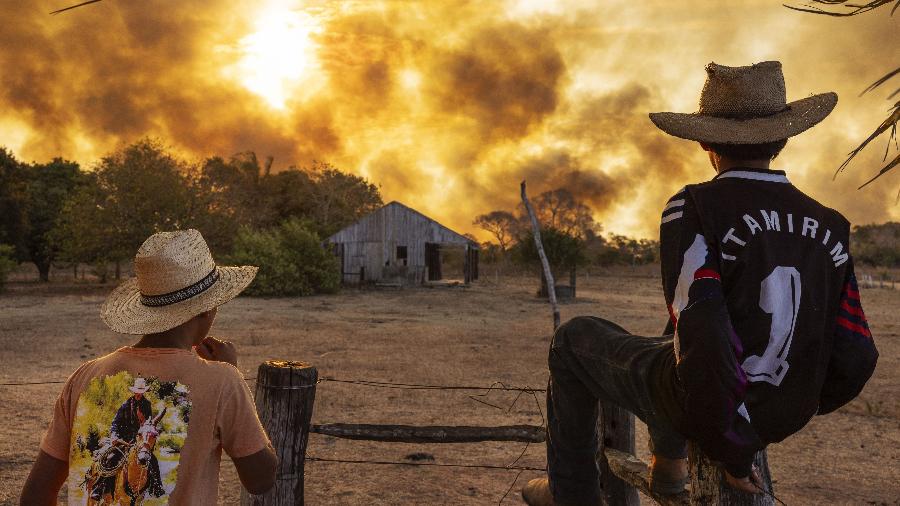 Crianças pantaneiras observam incêndio que atingiu fazenda no Pantanal do Mato Grosso do Sul.