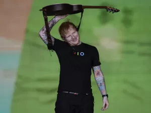 Ed Sheeran faz show para plateia que parecia pegar cada pedacinho dele