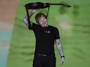 Ed Sheeran faz show para plateia que parecia pegar cada pedacinho dele