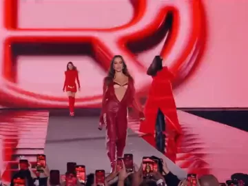 Anitta ajuda cantora que escorregou em desfile da Semana de Moda de Paris