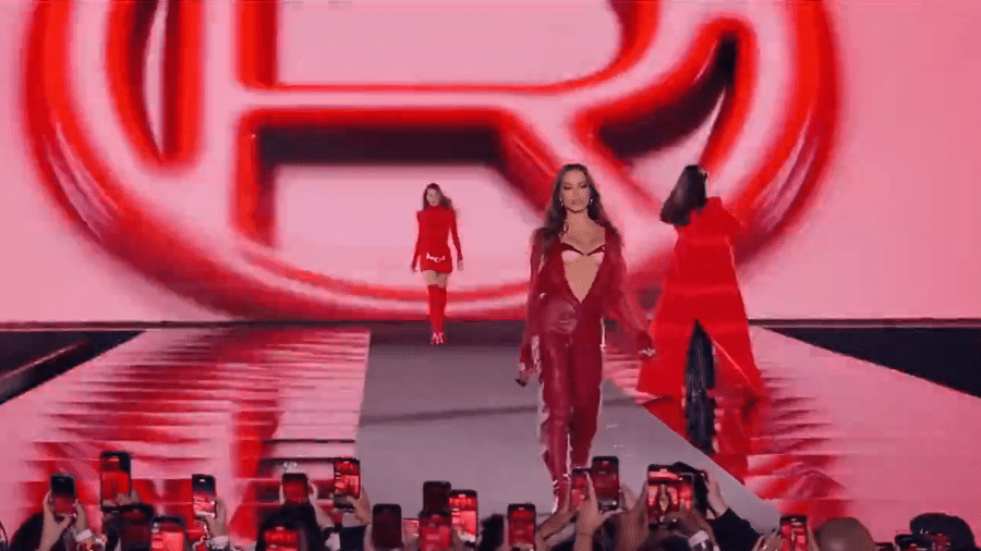 Anitta desfila na Semana de Moda de Paris - Reprodução/Bluesky