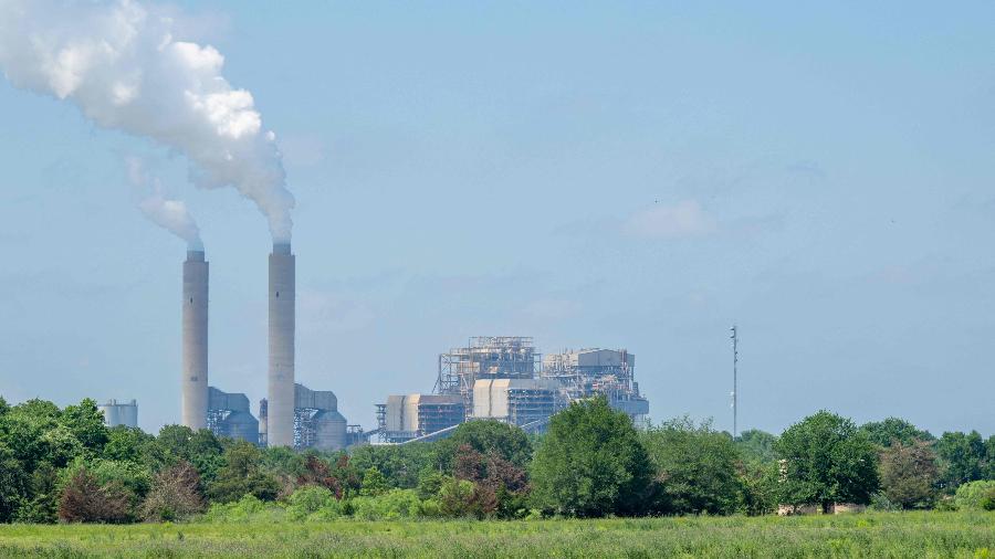 Apesar das promessas de redução feitas pela maioria dos países, as emissões de carbono continuam crescendo.