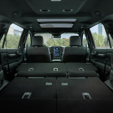 Interior do Ford Everest de 7 lugares com assentos rebatidos