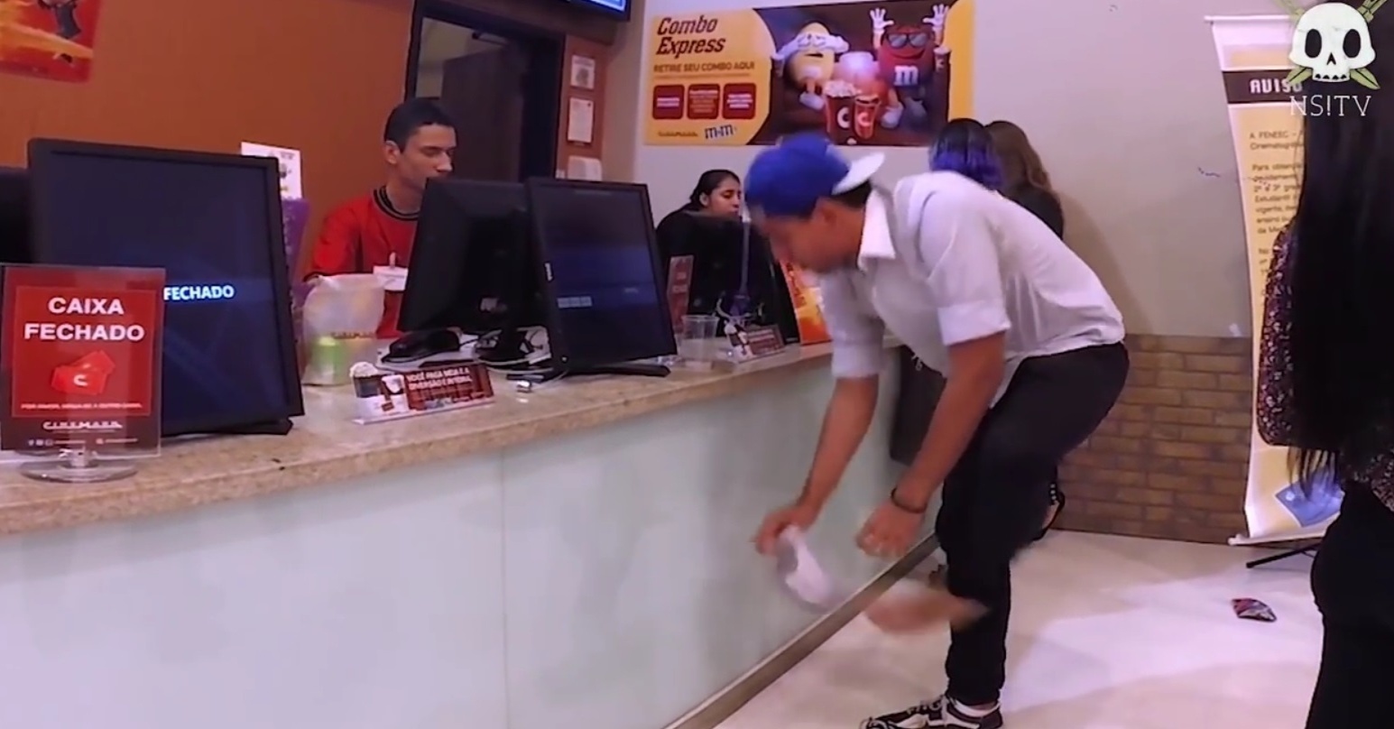 Cena da pegadinha "Estudante Paga Meia", do canal "Não É Sério" - Divulgação