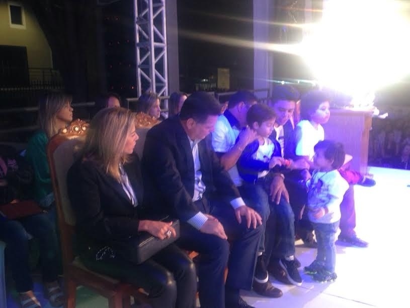 Ao lado de familiares de Araújo, o governador de Goiás Marconi Perillo e a primeira-dama Valéria acompanham a missa - Luciana Vitorino/UOL