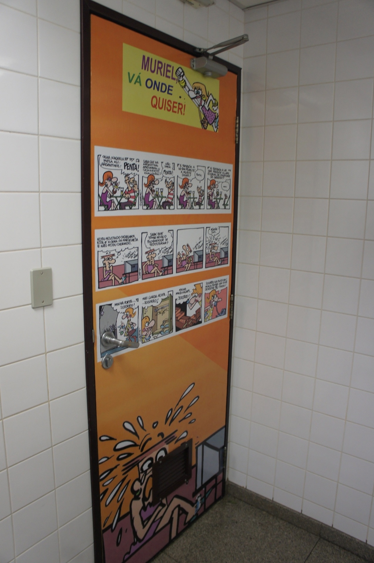 A exposição, que é gratuita, ocorre nos banheiros do piso superior da unidade do Sesc - Divulgação