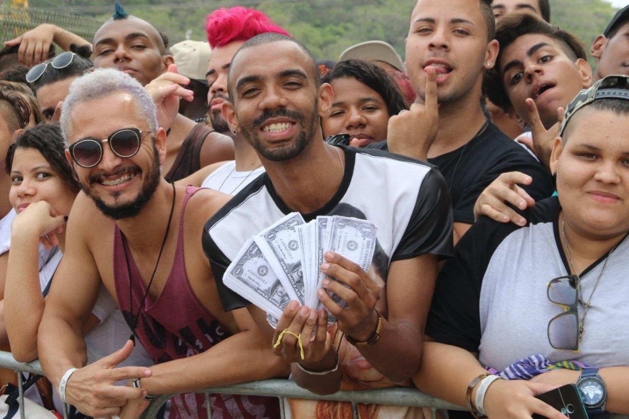 26.set.2015 - José Dionísio Junior na fila para o sexto dia de Rock in Rio 2015. Os fãs trouxeram notas falsas de dólares, com o rosto de Rihanna, para uma performance na música "Bitch Better Haver My Money". - Zulmair Rocha/UOL