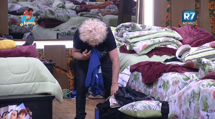 26.set.2015 - Ovelha resolve trocar de roupa após comentário de Mara Maravilha: "Você só veste preto!" - Reprodução/Record