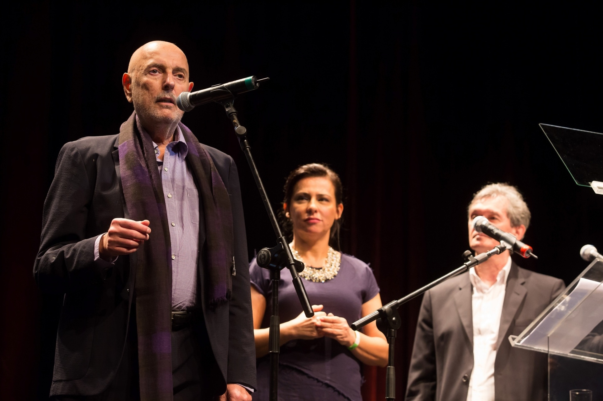 21.out.2015 - Hector Babenco, diretor de "Meu Amigo Hindu", escolhido para abrir a Mostra de São Paulo, fala durante a abertura do evento; à dir., Renata de Almeida, diretora da Mostra, e o apresentador Serginho Groismann - Mário Miranda Filho/Agência Foto