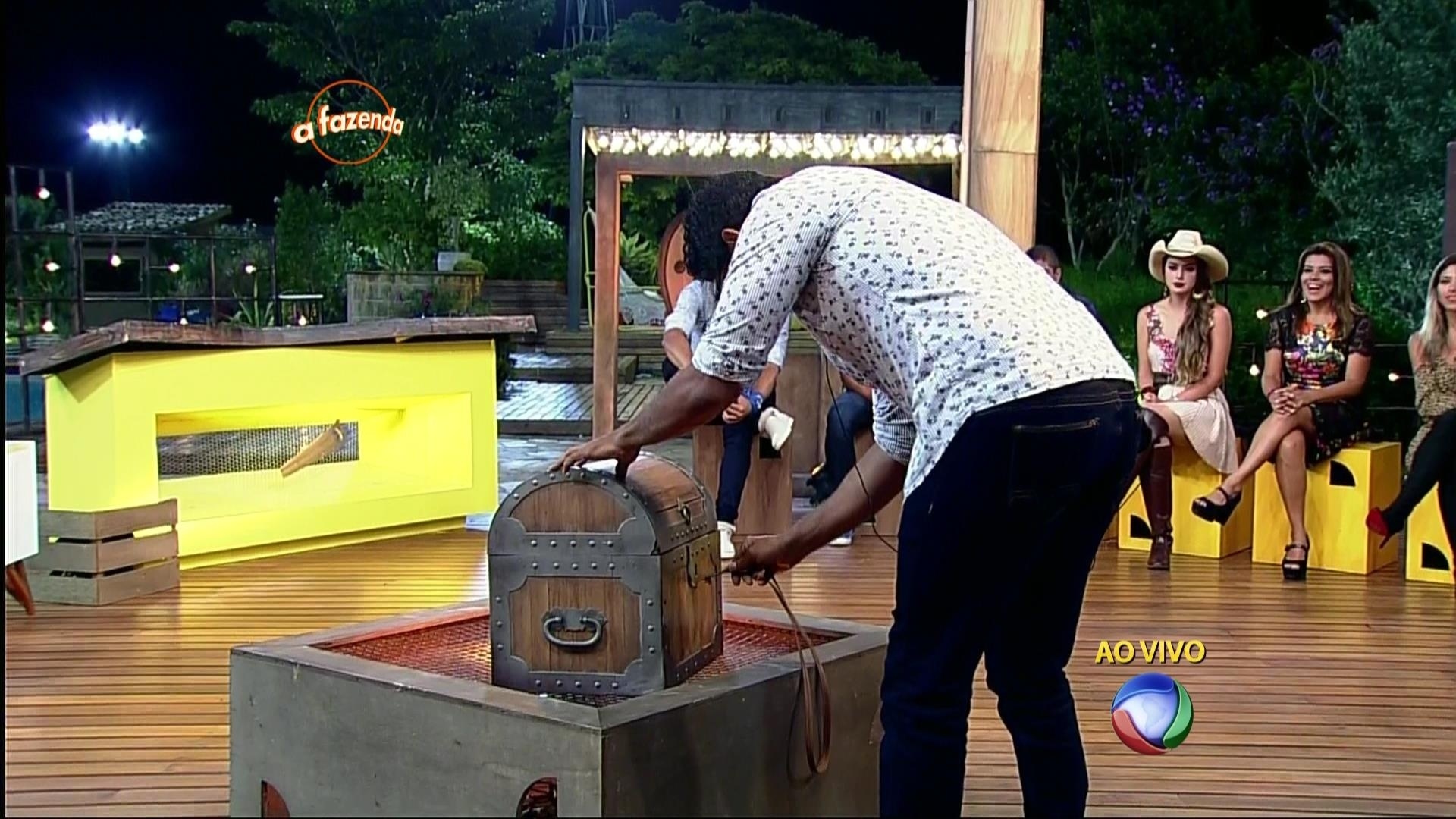 24.nov.2015 - O detentor da chave da arca, Luka Ribeiro, recebeu quatro envelopes e os distribuiu entre os antigos integrantes do grupo Serrote - Reprodução/Record