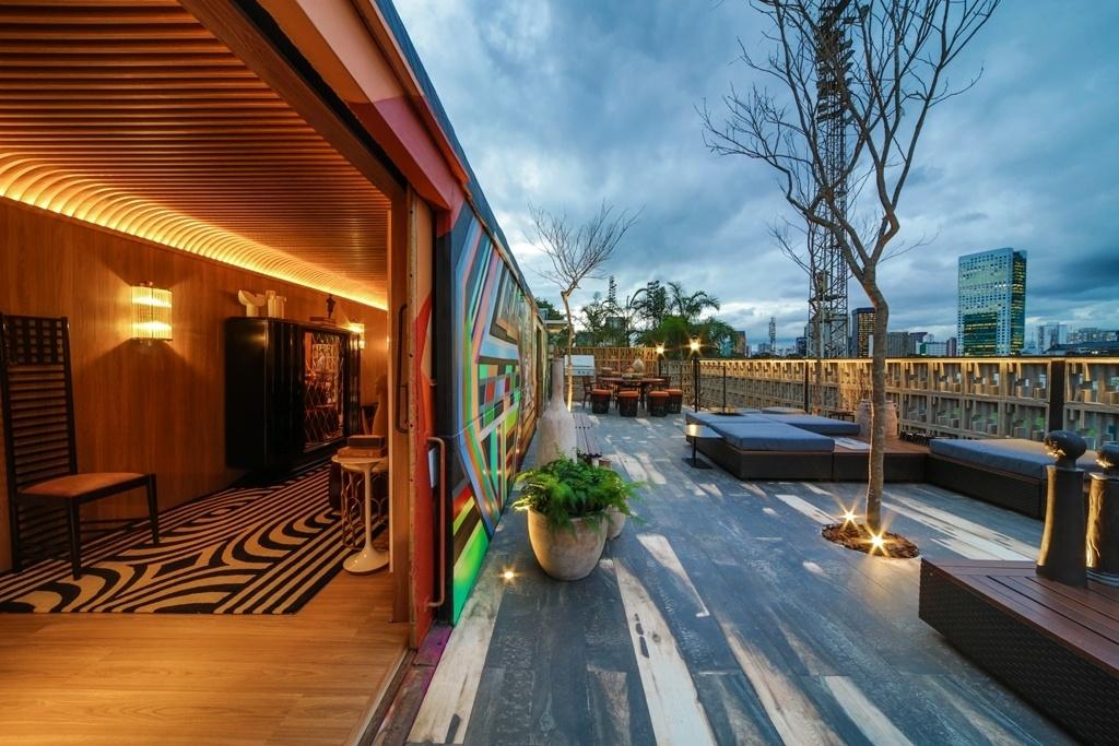 O lounge com cozinha e salas de banho e estar foi desenvolvido pelo arquiteto Léo Shehtman em um vagão de trem abandonado. O carro EF-401 foi construído em 1945 e rodou até a década de 1980. Em frente ao projeto, um deck para a contemplação recebe móveis da Saccaro - Divulgação