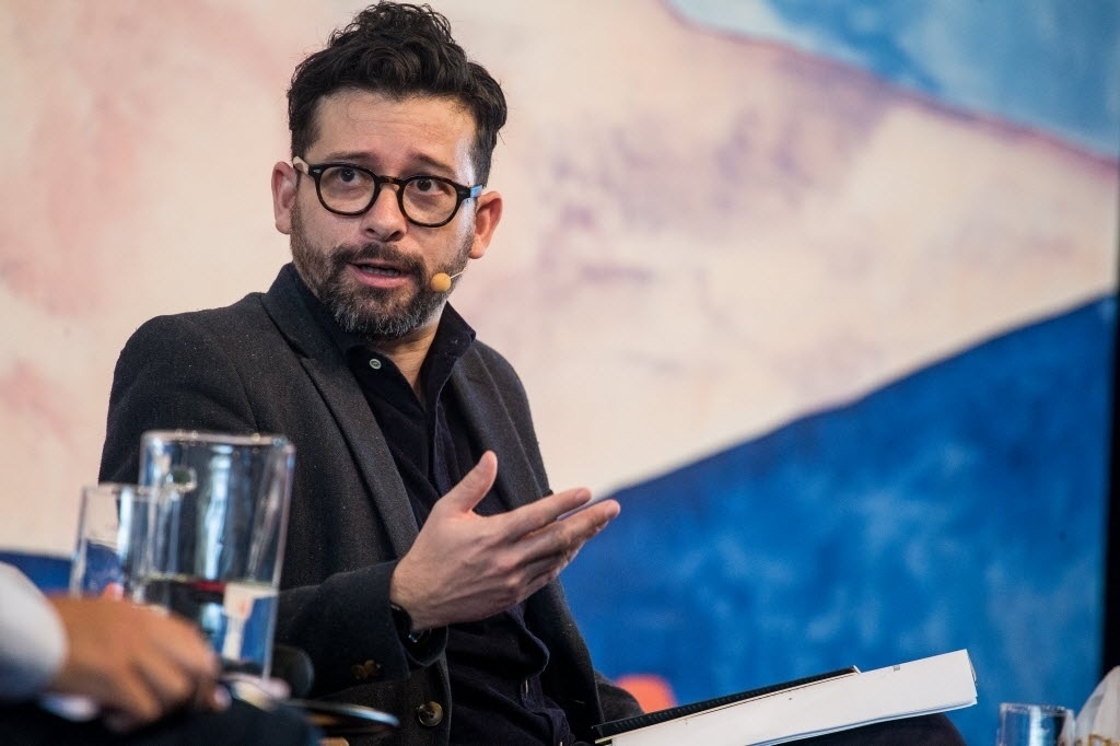 30.jun.2016 - O escritor João Paulo Cuenca, que participou de encontro com a mexicana Valeria Luiselli - Keiny Andrade/Folhapress