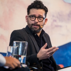 30.jun.2016 - O escritor João Paulo Cuenca, que participou de encontro com a mexicana Valeria Luiselli - Keiny Andrade/Folhapress