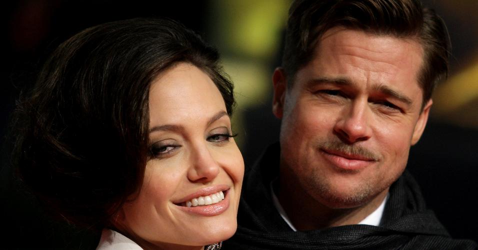 19.jan.2009 - Brad Pitt e Angelina Jolie posam no tapete vermelho da estreia alemã do filme 