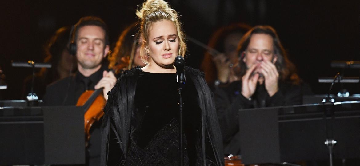 Adele faz homenagem a George Michael no Grammy Awards 2017, em Los Angeles - Getty Images