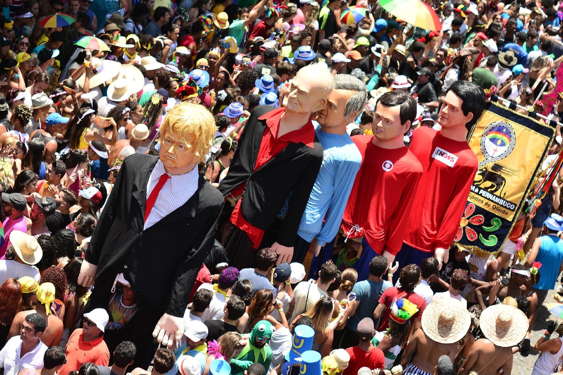 Bonecos passeiam pelas ruas de Olinda em um dos desfiles mais tradicionais do Carnaval - ADEMAR FILHO/FUTURA PRESS/ESTADÃO CONTEÚDO