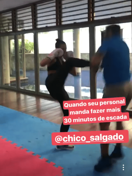 Bruna Marquezine finge dar um chute em Chico Salgado - Reprodução/Instagram - Reprodução/Instagram