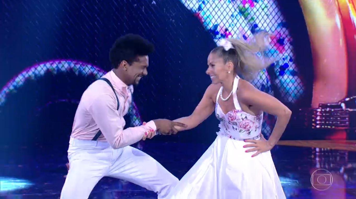Adriana Galisteu se apresenta na "Dança dos Famosos" do "Domingão do Faustão" com o dançarino Marcus Lobo - Reprodução/Globo