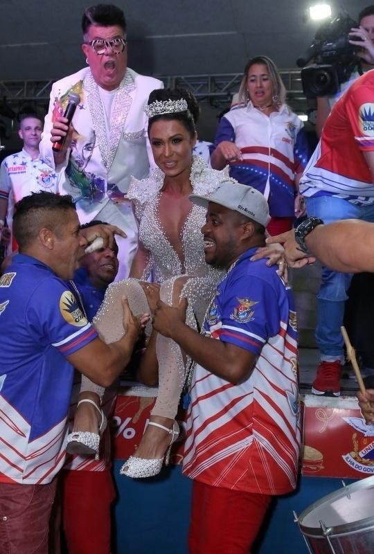 Três ritmistas provaram que são fortes para carregar Gracyanne nos braços do palco até o meio da quadra  - Anderson Borde/AgNews