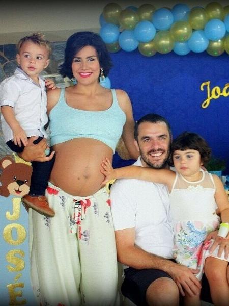 Os ex-BBBs Mariana Felício e Daniel Saulo estão juntos há 12 anos e são pais de Anita, Antônio, João e Josém que na foto ainda estavam na barriga da mamãe - Reprodução/Instagram