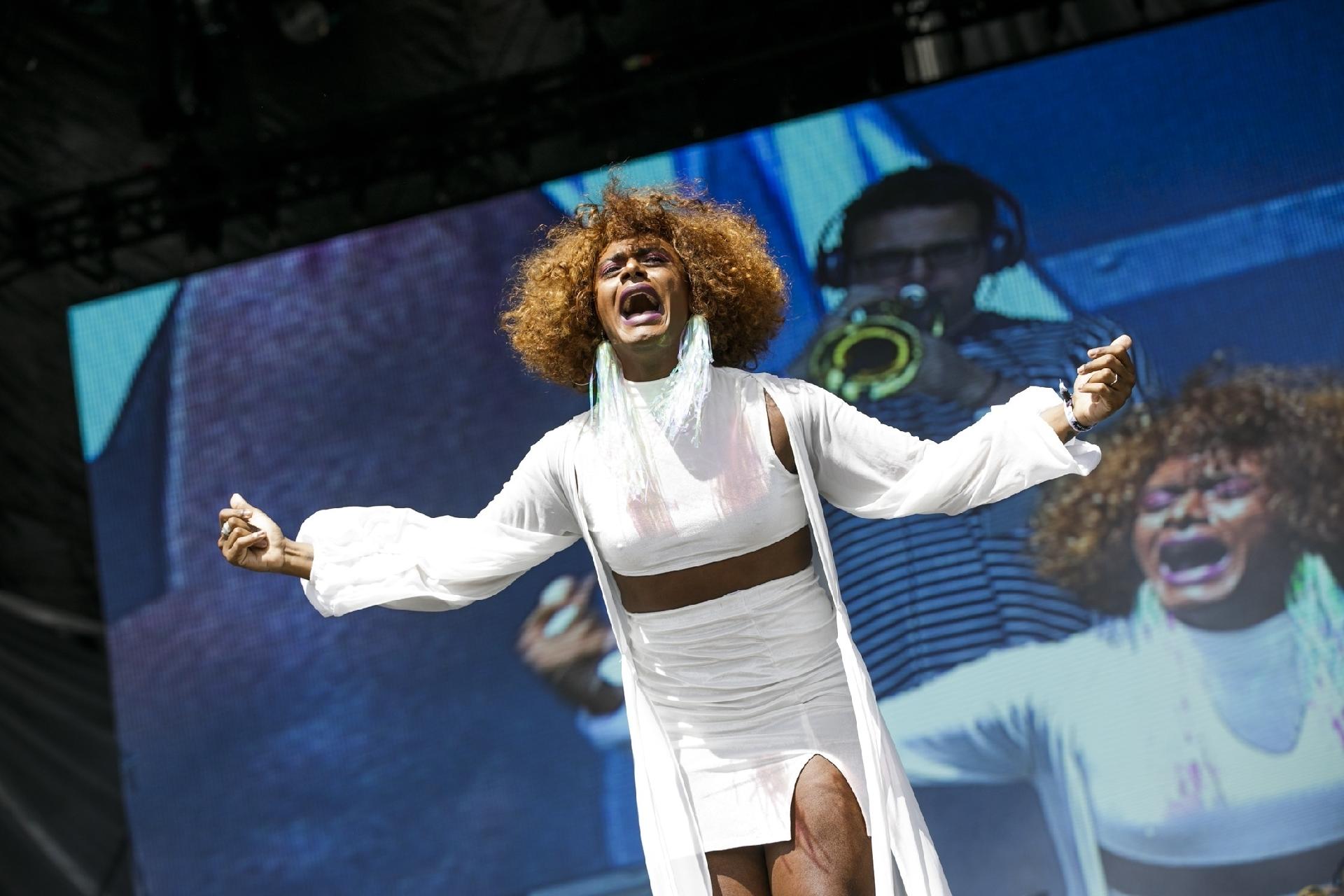 Liniker teve o show interrompido por problemas no som e se emocionou quando o público terminou de cantar sua música à capela - Mariana Pekin/UOL