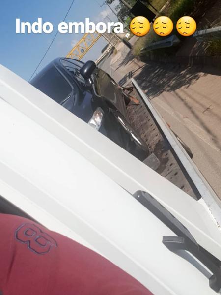 Carro de Tiago Barnabé é guinchado após acidente - Reprodução/Instagram/tiagobarnabe - Reprodução/Instagram/tiagobarnabe