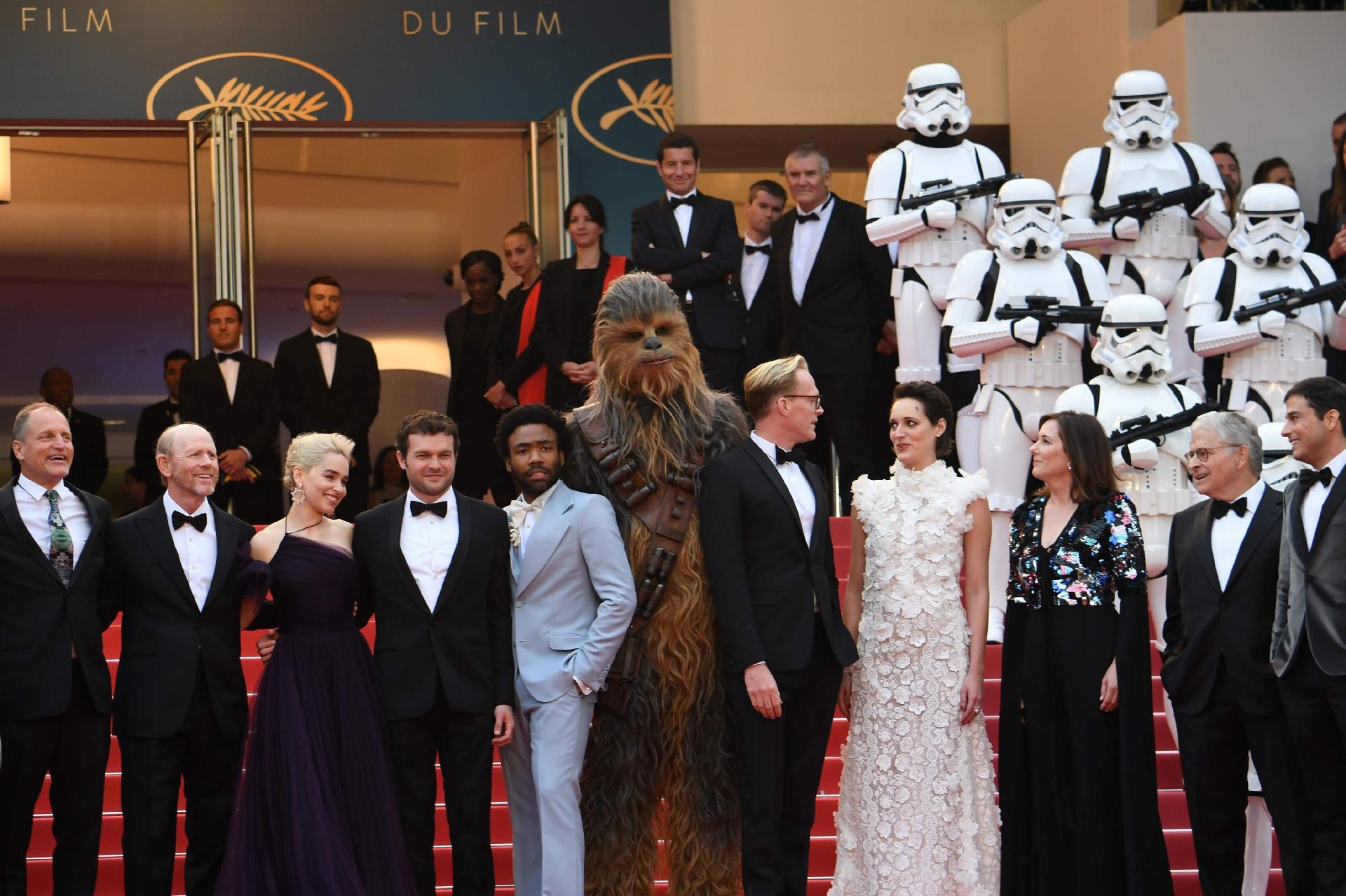 Os atros de "Han Solo: Uma história Star Wars" compareceram ao tapete vermelho do filme em Cannes, com direito a desfile de Stormtrooper e até do Chewbacca - AFP