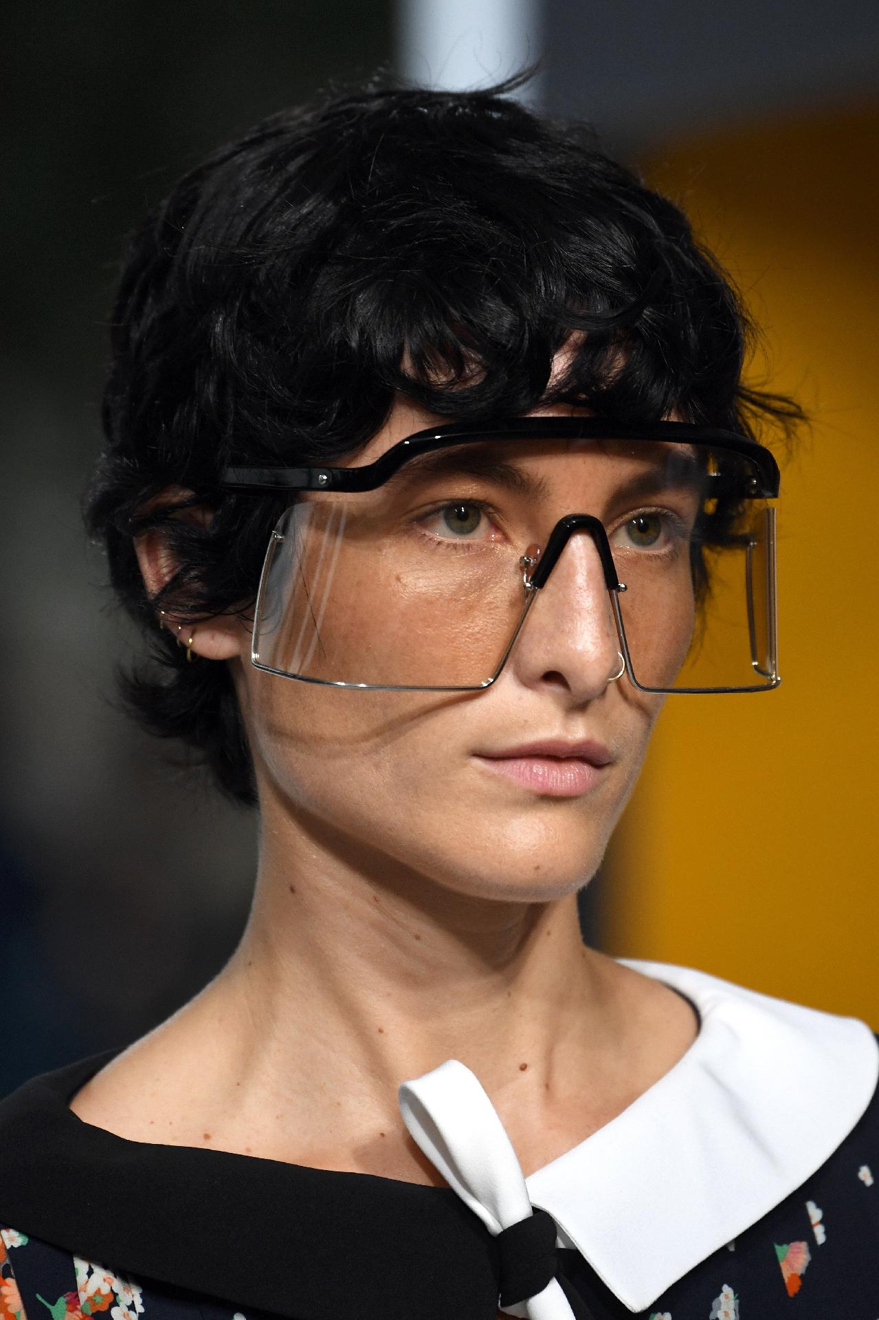 Fotos: Louis Vuitton exibe acessórios chamativos em coleção Cruise 2019 ...