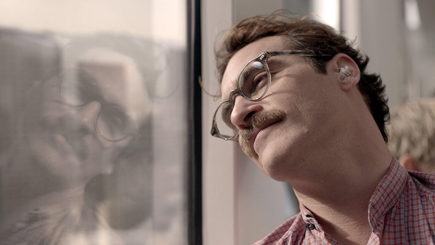 Joaquin Phoenix em cena no filme "Ela" (2013) - Divulgação