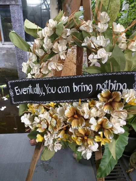 Interior do "café da morte" tem até uma coroa de flores - Divulgação/Kid Mai Death Awareness Cafe - Divulgação/Kid Mai Death Awareness Cafe