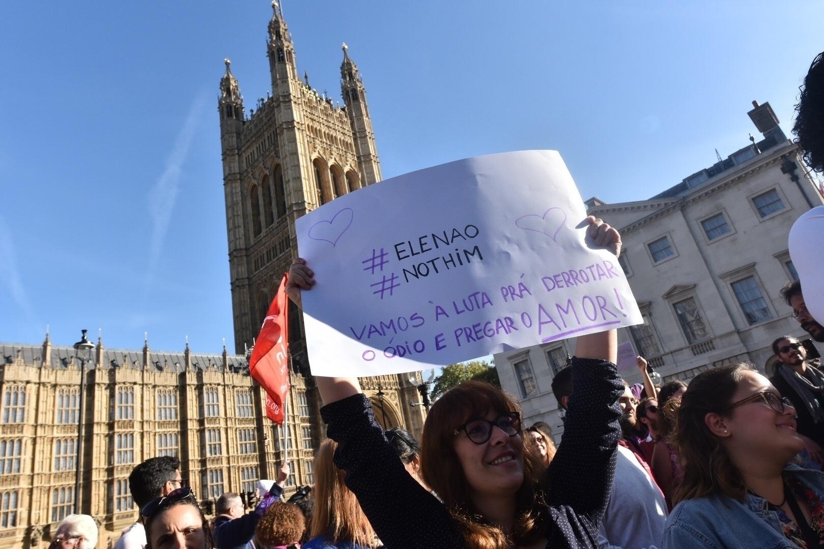 MULHERES CONTRA BOLSONARO-MARCHA, WESTMINSTER, LONDRES - Erica Dezonne/FramePhoto/FOLHAPRESS