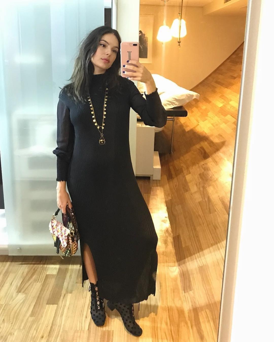 Vestidos e barriga de fora: os truques de look de Isis Valverde na gravidez - Reprodução/Instagram/@isisvalverde