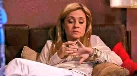 "Eu descobrindo pela milésima vez que Bruna Marquezine e Neymar se separaram", diz um internauta com meme de Carminha (Adriana Esteves) em "Avenida Brasil" - Reprodução/Twitter