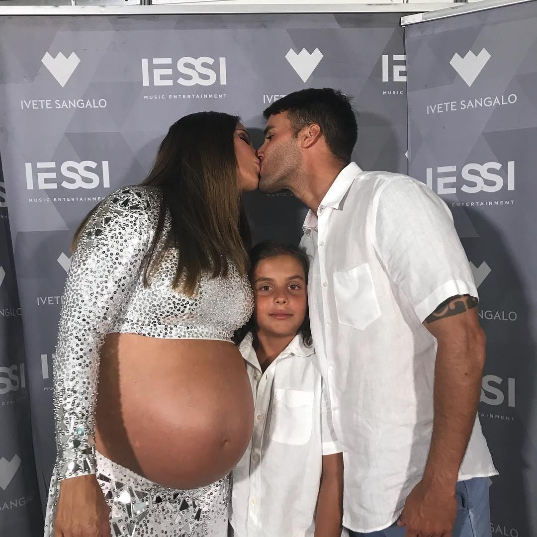 A gravidez da cantora Ivete Sangalo deu o que falar no último ano. Além de não deixar de praticar atividades físicas durante todo o período de gestação, a cantora ainda teve dificuldades de se despedir -- ainda que temporariamente -- dos palcos. No ano novo, com barrigão de seis meses de gêmeas, usou uma cadeira para terminar as apresentações. - Reprodução/Instagram