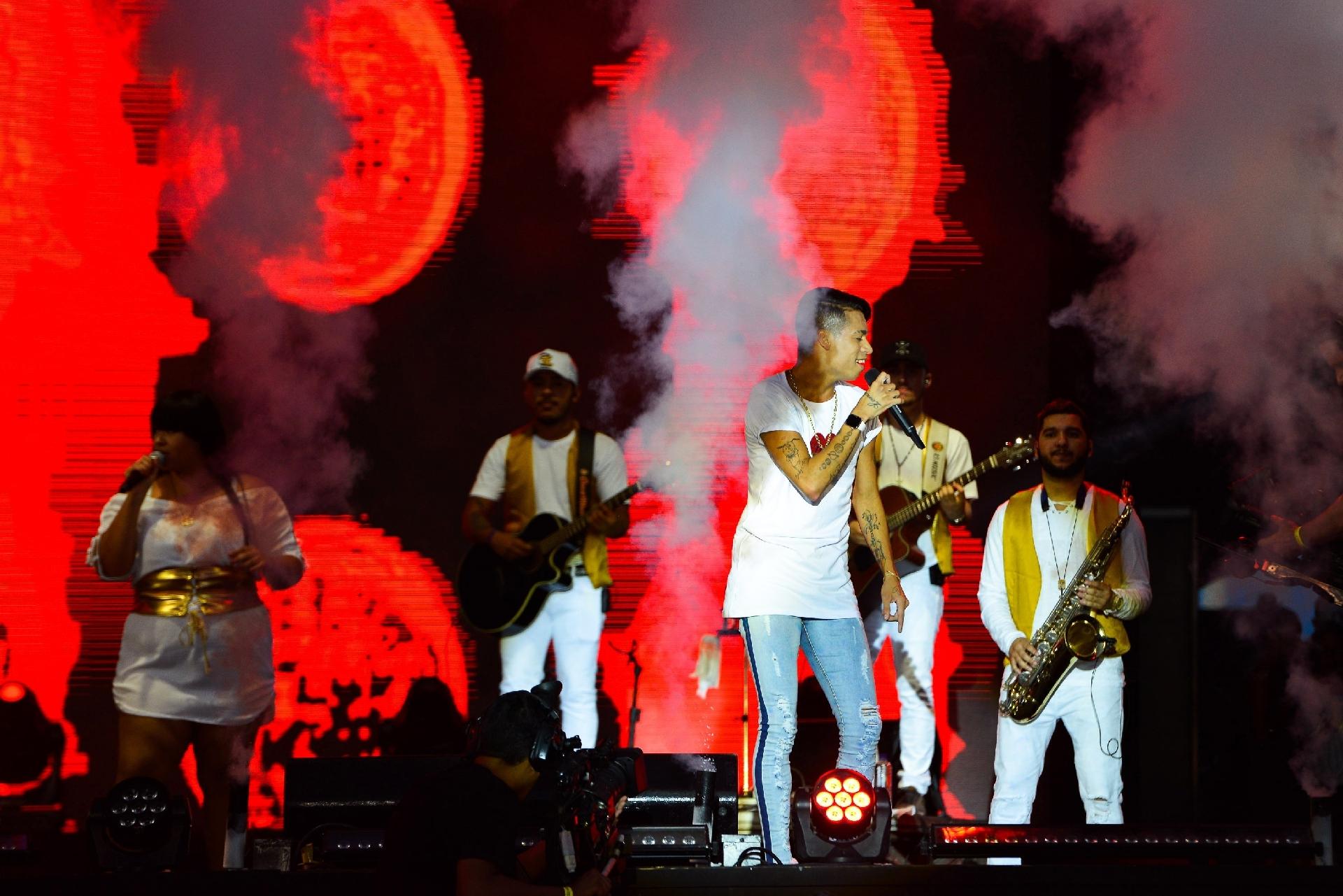 Devinho Novaes, o "boyzinho do arrocha", se apresenta no Festival Virada Salvador 2019 - João Alvarez/UOL