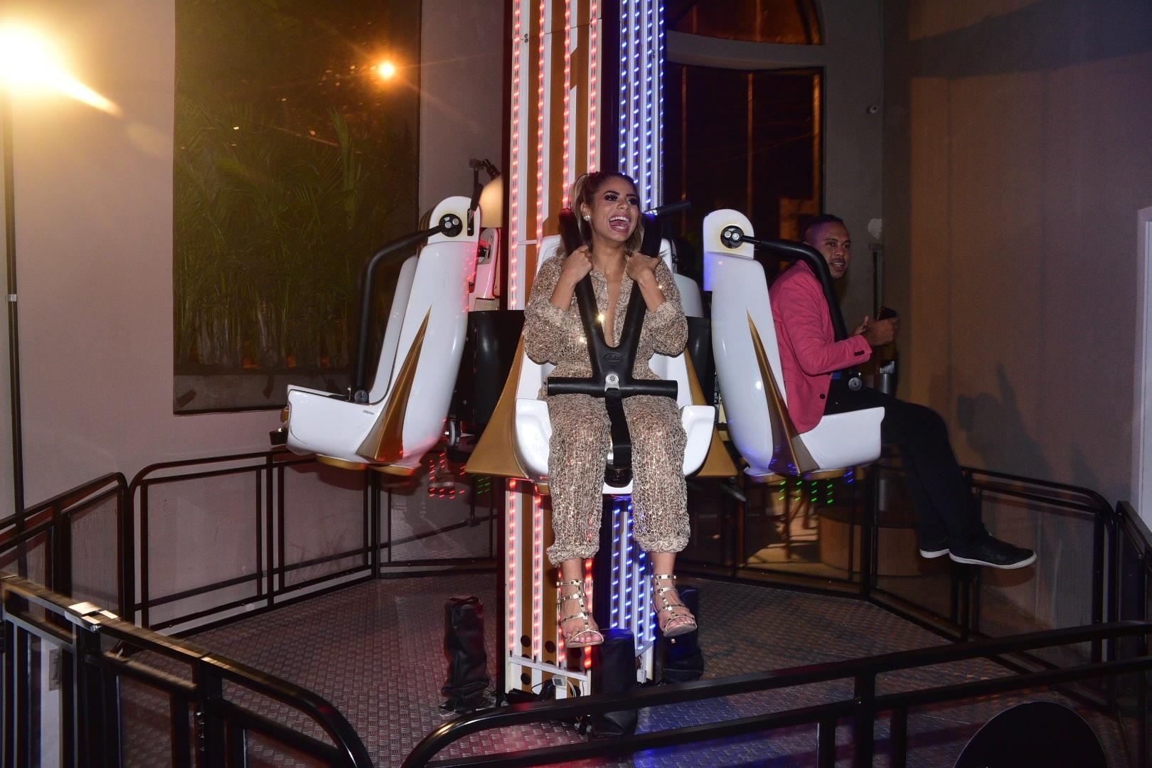 Lexa se diverte no brinquedo montado em sua festa infantil - Leo Franco/AgNews