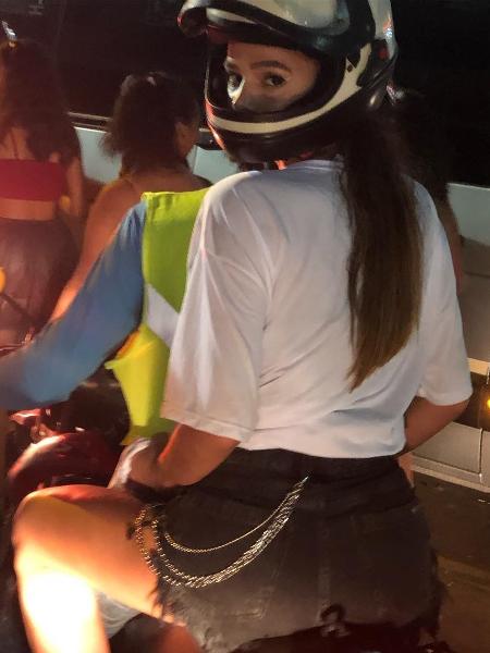 Bruna Marquezine deixa circuito do Carnaval em Salvador de mototáxi - Reprodução / Instagram