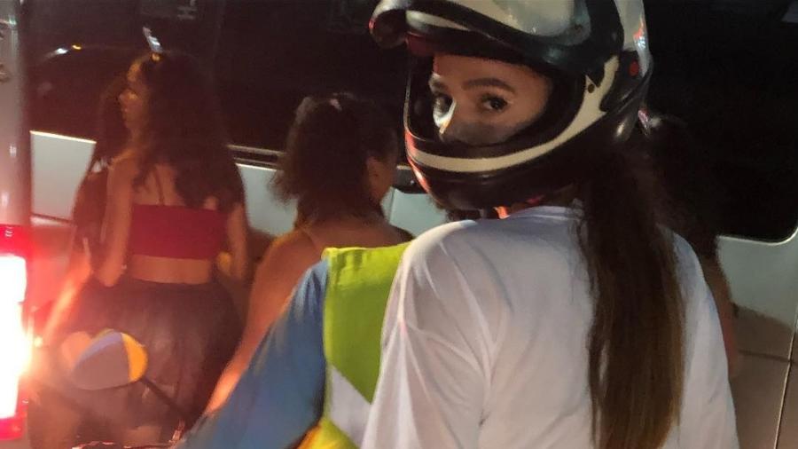 Bruna Marquezine deixou o circuito do Carnaval em Salvador de mototáxi, em 2019 - Reprodução / Instagram