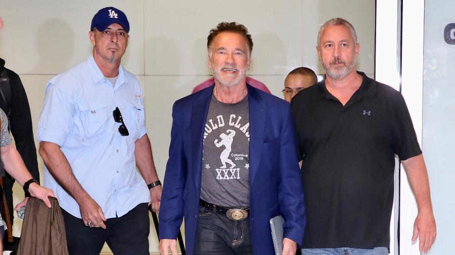Sorridente, Arnold Schwarzenegger chega ao Brasil cercado por seguranças - Manuela Scarpa/Brazil News