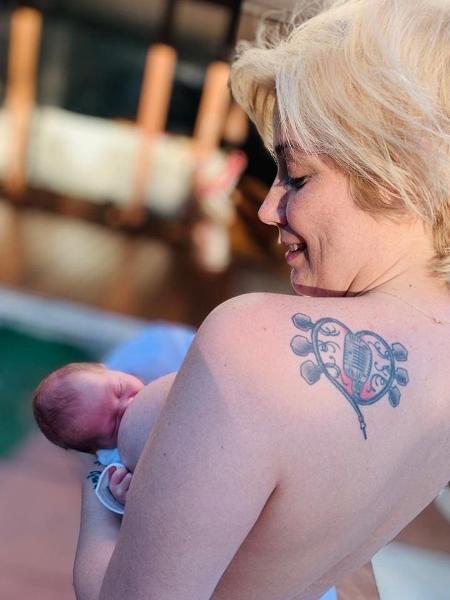 Luiza Possi amamenta o filho - Reprodução/Instagram