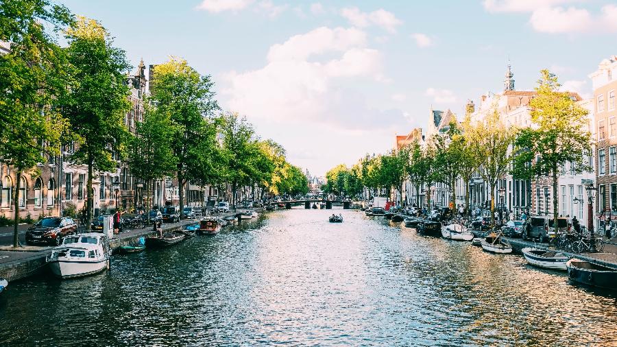O turismo em Amsterdã é frequente durante todo o ano, mas abril é o mês mais movimentado - Adrien Olichon/Unsplash