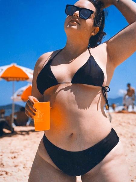 Ana Paula sendo feliz, "na praia que gosta com os amigos que gosta", deu aula sobre autoestima estética - Arquivo Pessoal