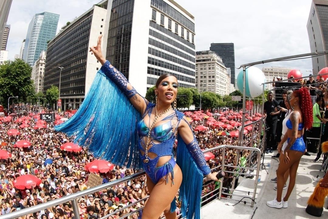Anitta comanda seu bloco, que desfila hoje pela Avenida Presidente Antônio Carlos, no centro do Rio de Janeiro - Marcelo de Jesus/UOL